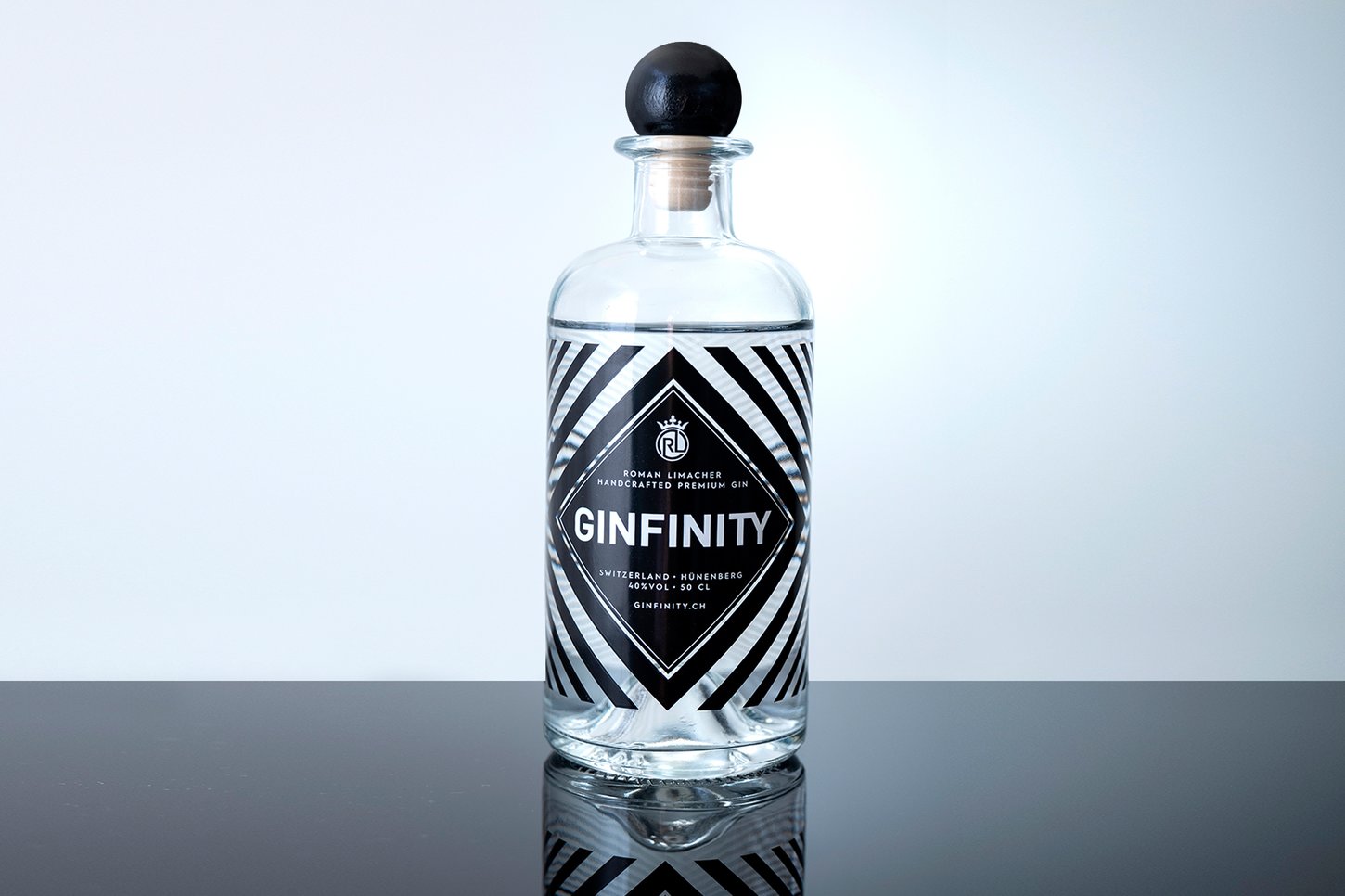 Ginfinity Flaschendesign mit Unendlichkeits-Streifen