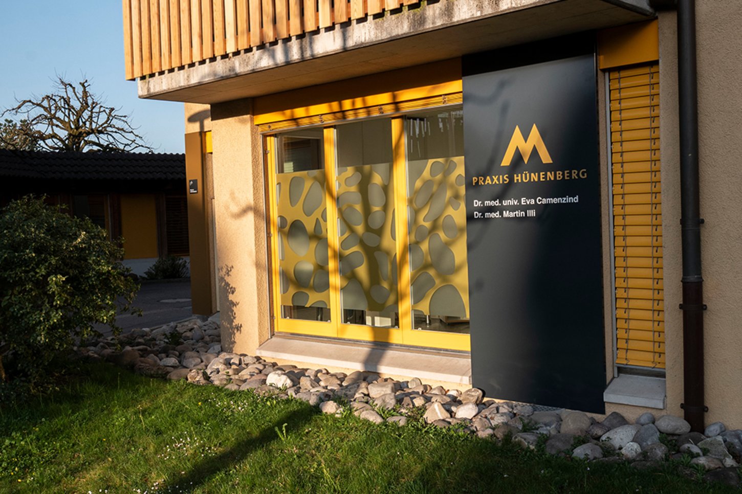 Arztpraxis Hünenberg Signaletik und Leitsystem